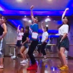 日韩学生情侣跳舞视频,青春旋律下的浪漫共鸣